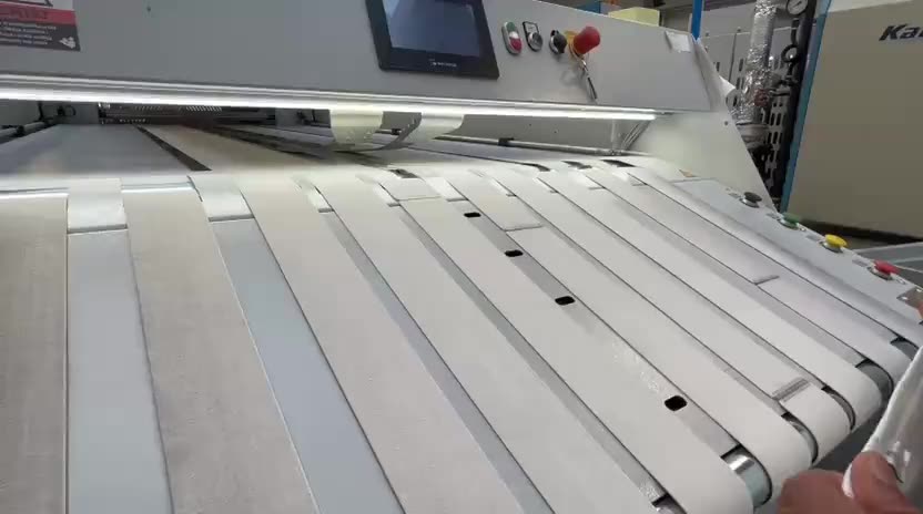 Vouwmachine voor badstof bij RAS Wasserij